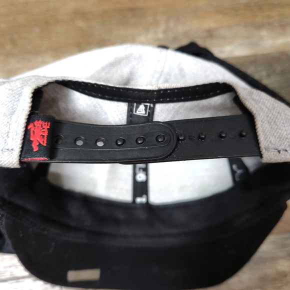 Manchester United 2 New Era Black Cap Strap Back & Black Grey Snap Back - Picture 16 of 16